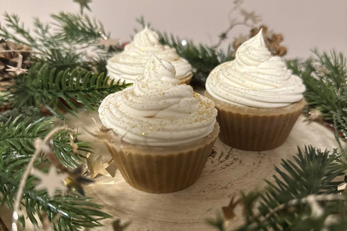 Cupcake formájú kézzel készített ajándékszappan fenyőágak között