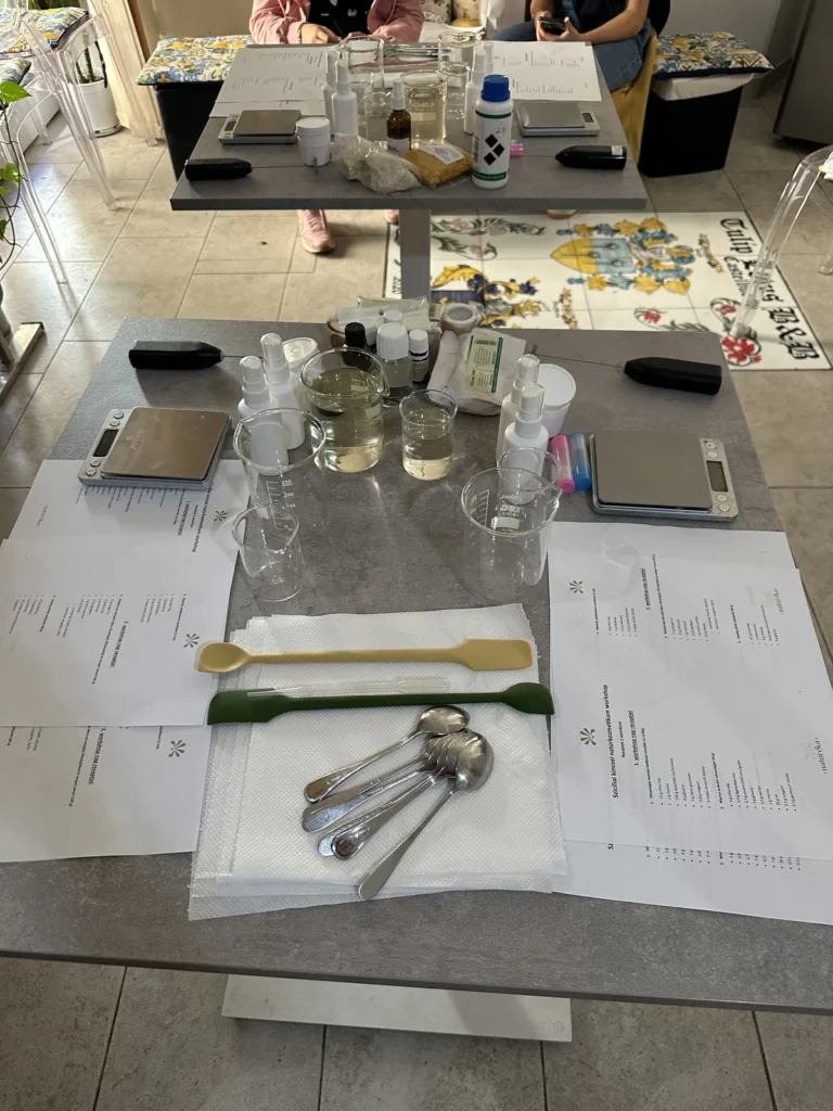 Natúrkozmetikum-workshop munkaasztala a táborban