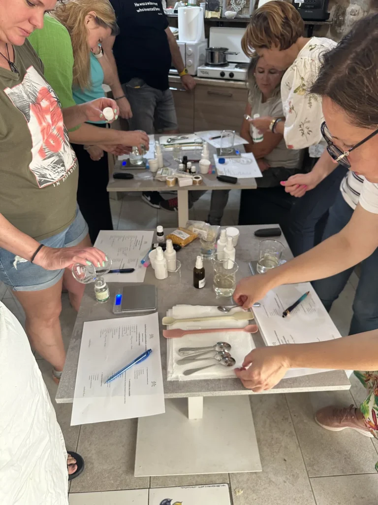 Résztvevők recept alapján dolgoznak a workshopon
