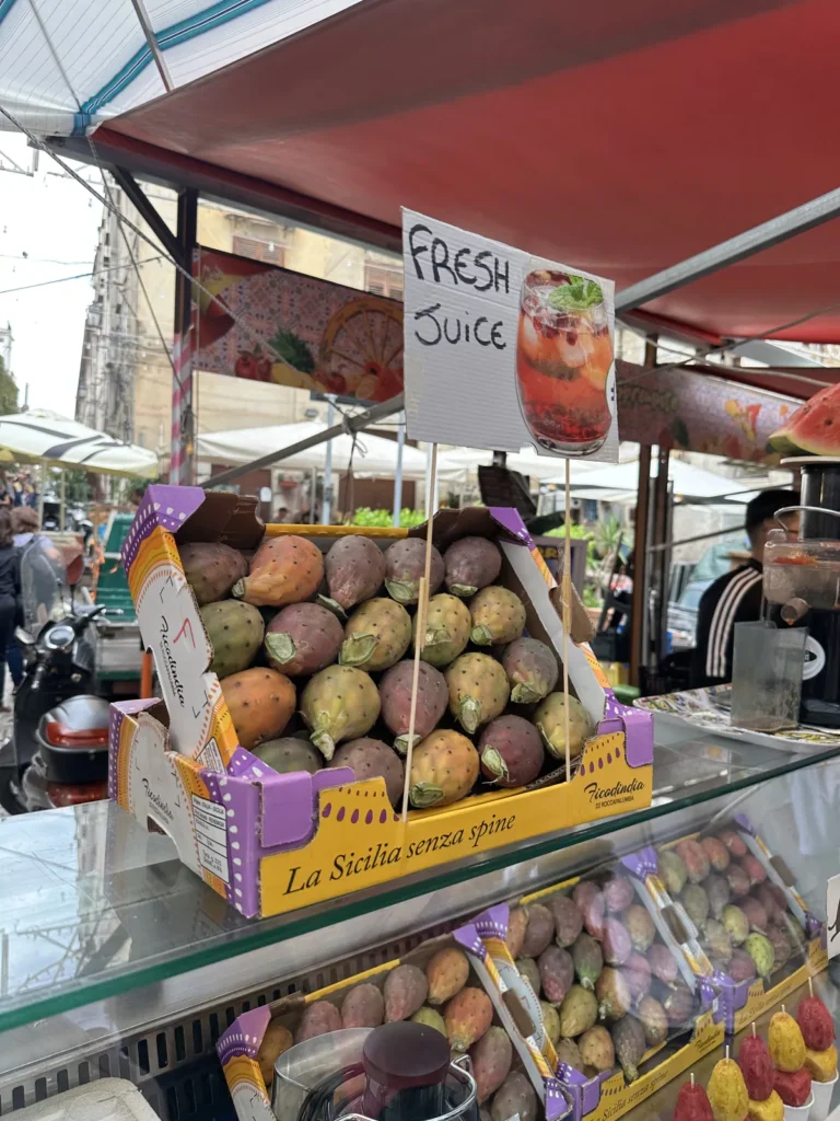 Helyi piac gyümölcsös standja