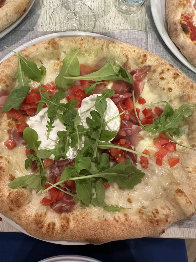 Helyi pizza a tábor közös vacsoráján