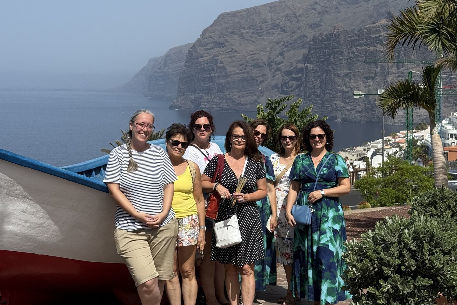 Naturéka táborok: a csoport Tenerifén, a Los Gigantes sziklafalai előtt
